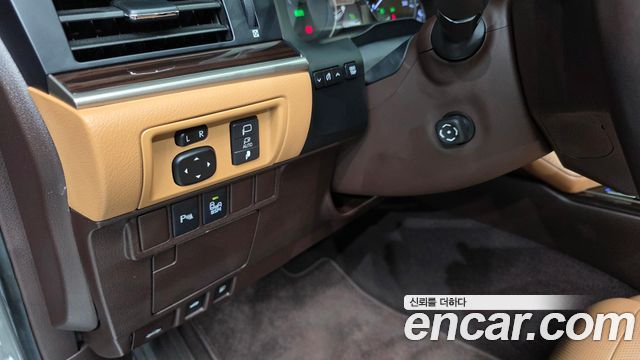Lexus ES 2018 — photo 24