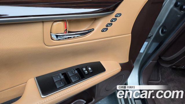Lexus ES 2018 — photo 26