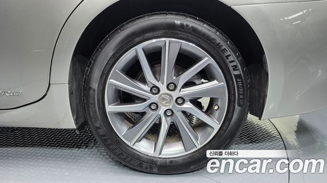 Lexus ES 2018 — photo 7
