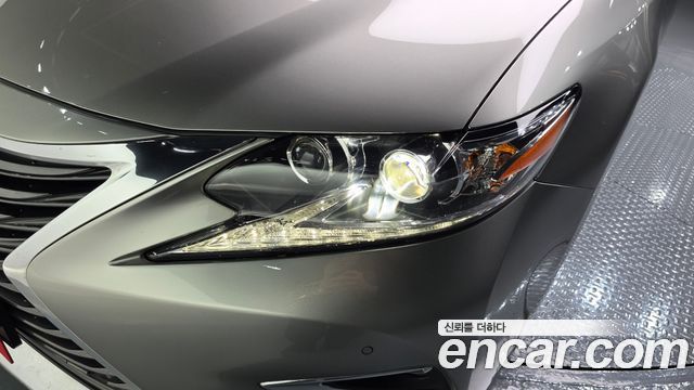 Lexus ES 2018 — photo 8