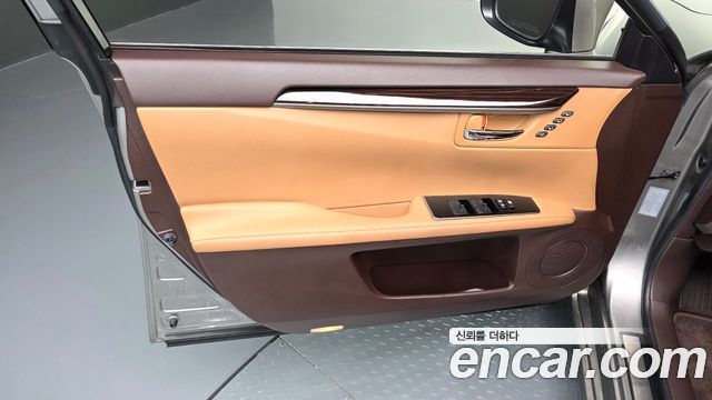 Lexus ES 2018 — photo 14