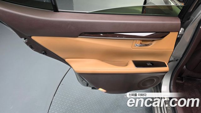 Lexus ES 2018 — photo 15