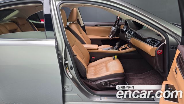 Lexus ES 2018 — photo 16