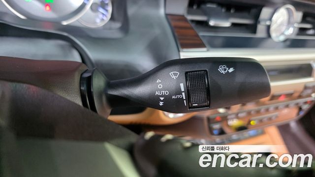 Lexus ES 2018 — photo 27