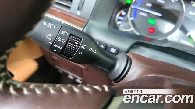 Lexus ES 2018 — photo 28