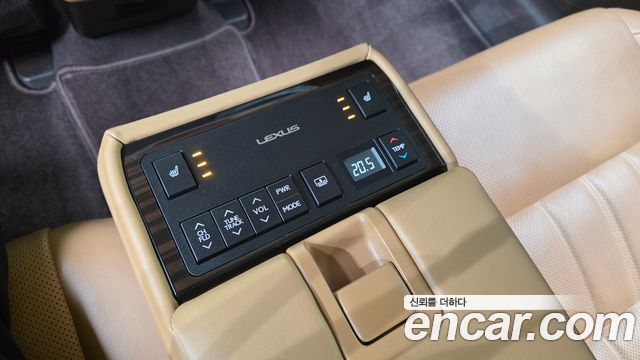 Lexus ES 2018 — photo 30
