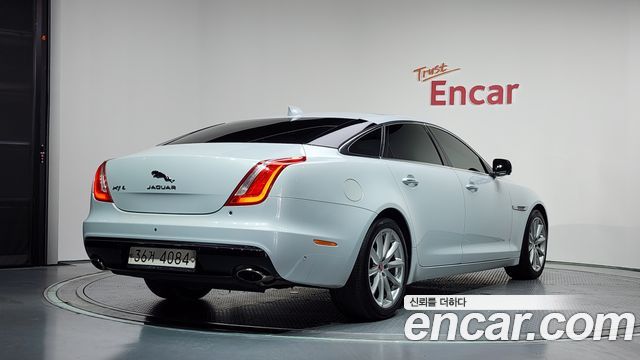 Jaguar XJ 2018 — photo 2