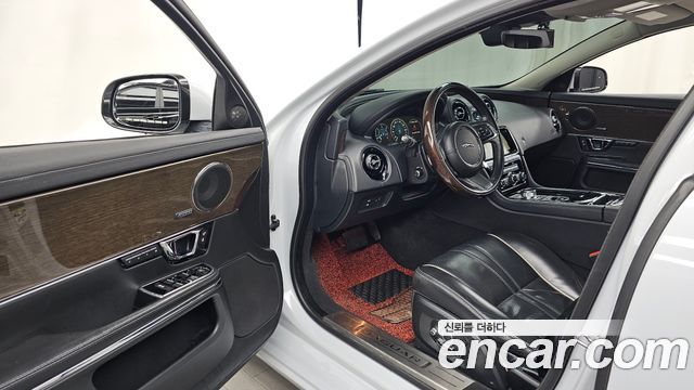 Jaguar XJ 2018 — photo 13