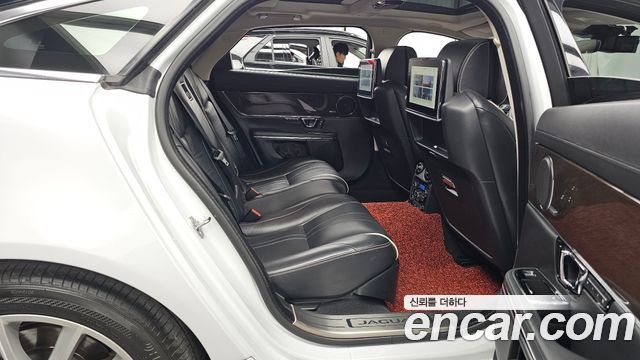 Jaguar XJ 2018 — photo 18