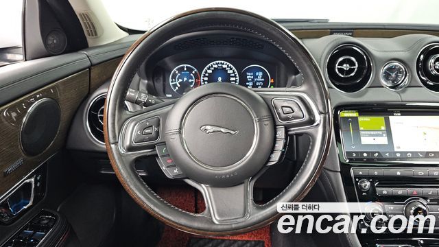 Jaguar XJ 2018 — photo 19
