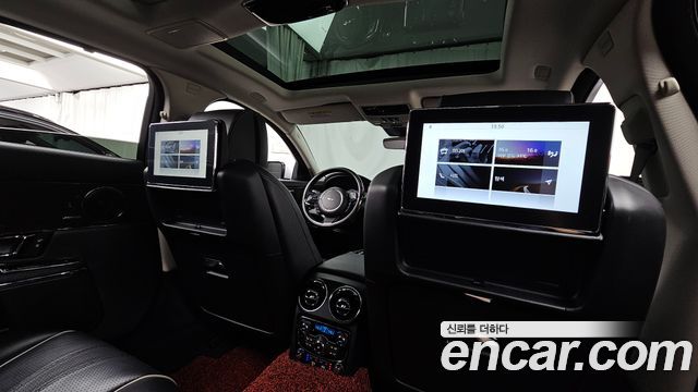 Jaguar XJ 2018 — photo 24
