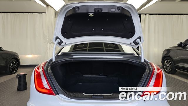 Jaguar XJ 2018 — photo 26