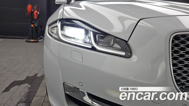 Jaguar XJ 2018 — photo 8