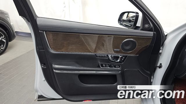 Jaguar XJ 2018 — photo 14