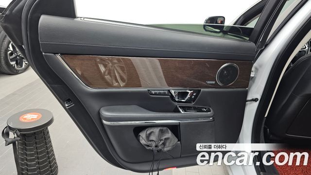 Jaguar XJ 2018 — photo 15