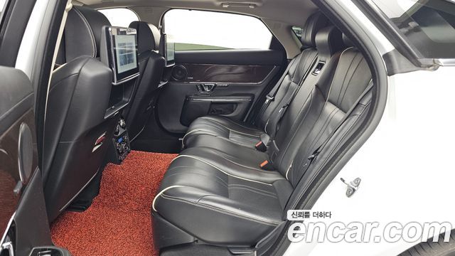 Jaguar XJ 2018 — photo 16