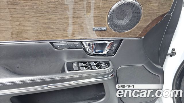 Jaguar XJ 2018 — photo 36