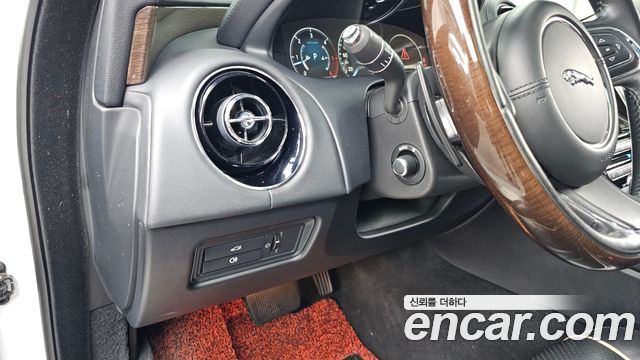 Jaguar XJ 2018 — photo 38