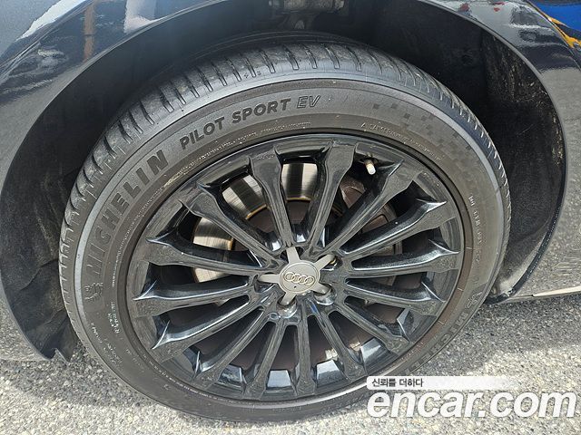 Audi A8 2015 — photo 20