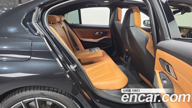 BMW 3-Series 2023 — photo 17