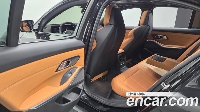 BMW 3-Series 2023 — photo 18