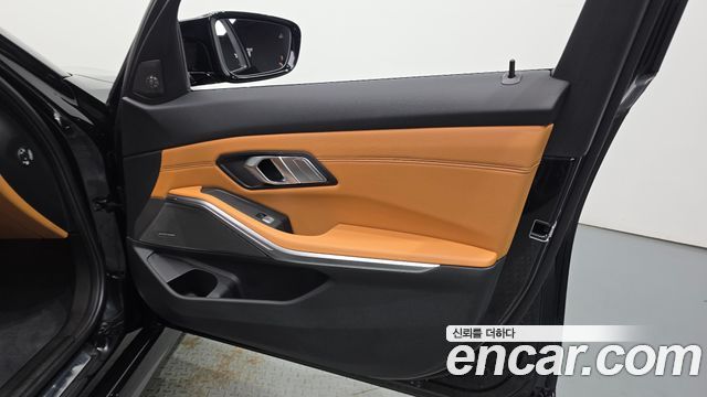 BMW 3-Series 2023 — photo 14