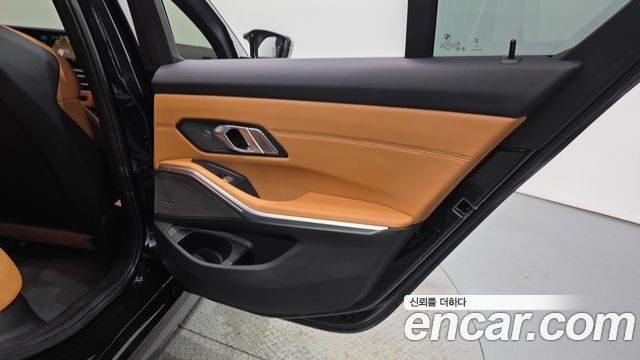 BMW 3-Series 2023 — photo 15