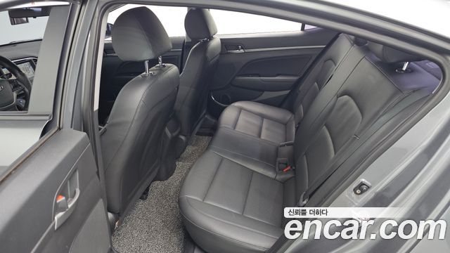 Hyundai AVANTE 2017 — photo 11