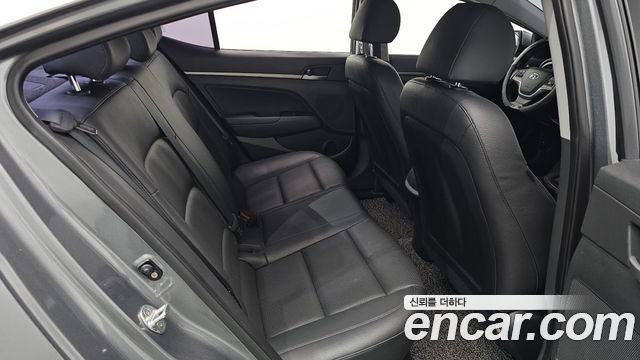 Hyundai AVANTE 2017 — photo 12