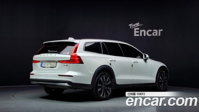 Volvo V60 2023 — photo 2