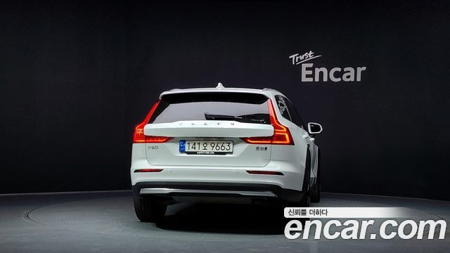 Volvo V60 2023 — photo 4
