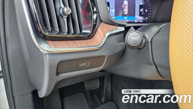 Volvo V60 2023 — photo 32