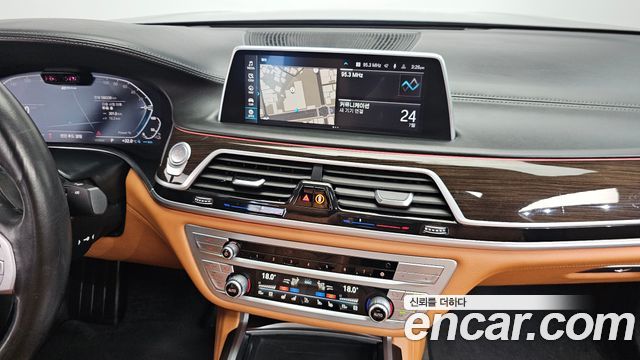 BMW 7-Series 2020 — photo 13