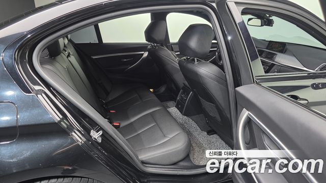 BMW 3-Series 2018 — photo 12