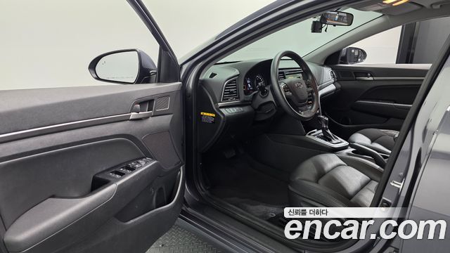 Hyundai AVANTE 2018 — photo 13