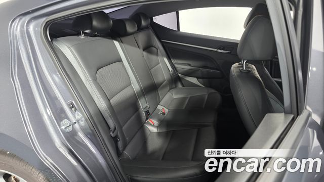 Hyundai AVANTE 2018 — photo 17