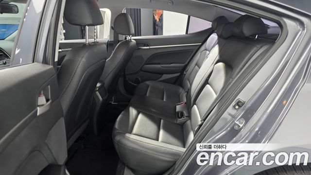 Hyundai AVANTE 2018 — photo 18