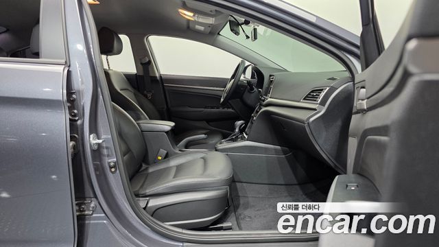 Hyundai AVANTE 2018 — photo 16