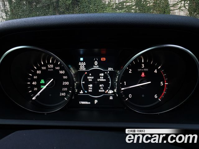 Land Rover Discovery 2019 — photo 13