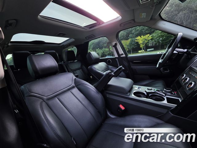 Land Rover Discovery 2019 — photo 17