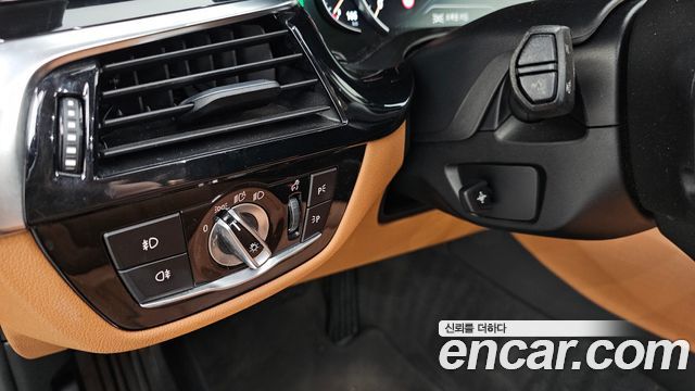 BMW 5-Series 2018 — photo 24