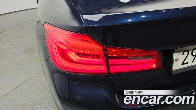 BMW 5-Series 2018 — photo 9