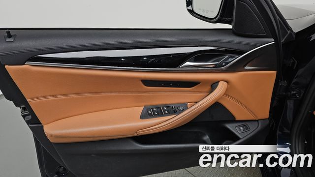 BMW 5-Series 2018 — photo 14
