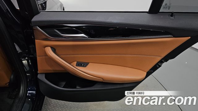 BMW 5-Series 2018 — photo 15