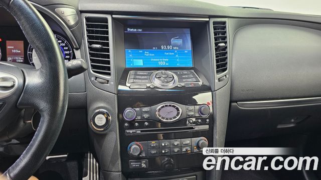 Infiniti QX70 2017 — photo 20