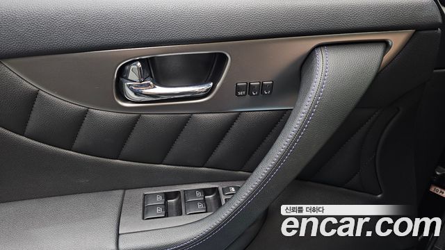 Infiniti QX70 2017 — photo 23
