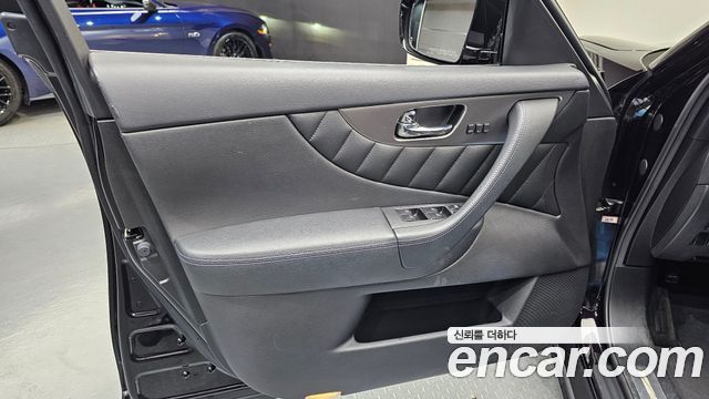 Infiniti QX70 2017 — photo 14