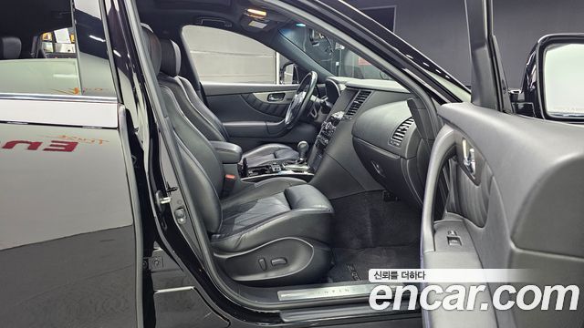 Infiniti QX70 2017 — photo 16