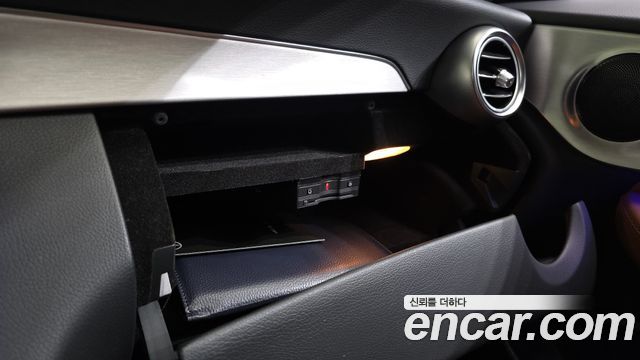 Mercedes-Benz C-Class 2019 — photo 32