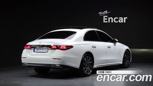 Mercedes-Benz E-Class 2025 — photo 2